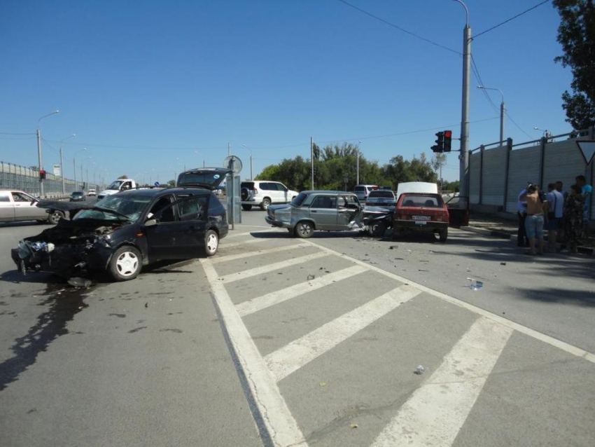 Под Волгоградом в тройном ДТП пострадал водитель «семерки»