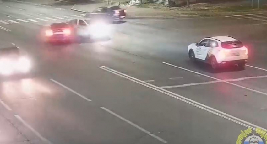 Ночное ДТП на полупустой улице в Волгограде попало на видео 