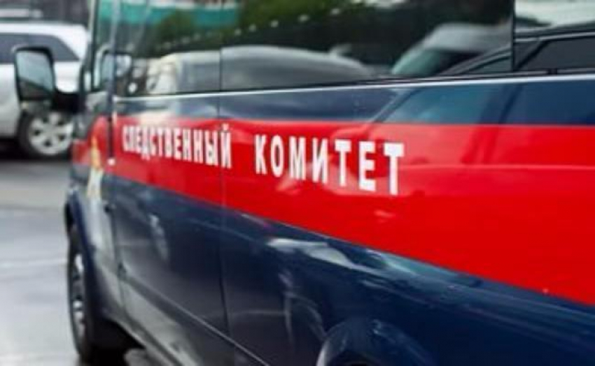 В Волгограде в квартире обнаружен труп женщины с переломанными ребрами 