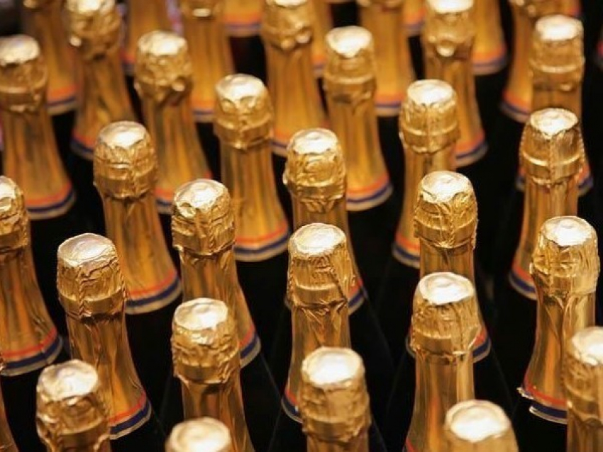 Через Волгоград пытались провезти почти 13 тысяч бутылок сомнительного шампанского