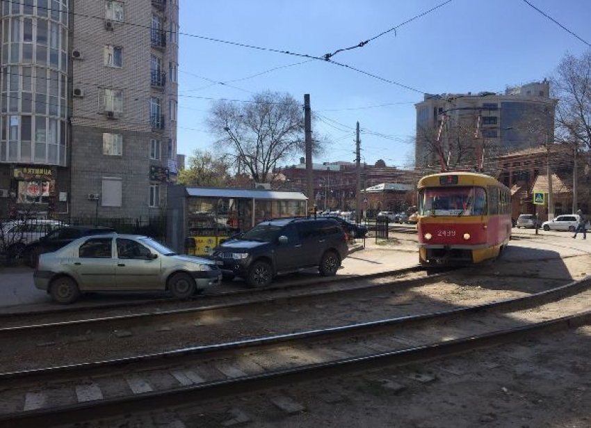 «Бог парковки» заблокировал движение трамваев в Волгограде