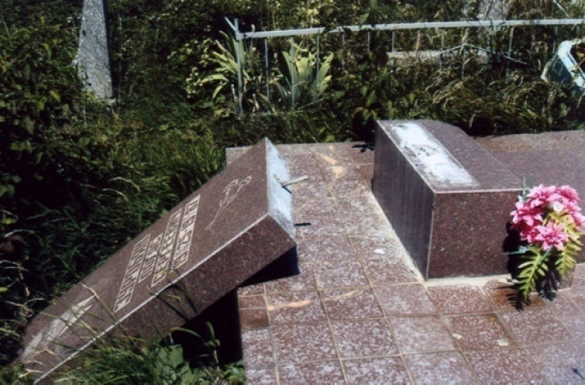 Восьмиклассник разрушил 14 памятников на кладбище под Волгоградом