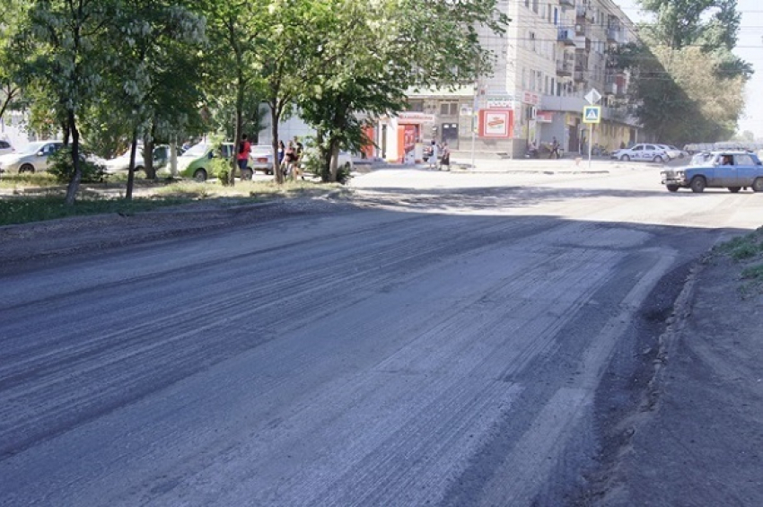 Улица Кузнецкая в Волгограде одевается в новый асфальт