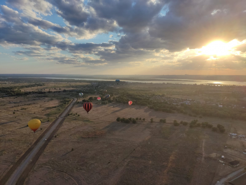 Воздушные шары-гиганты взлетели над Мамаевым курганом: смотрим фантастическое видео