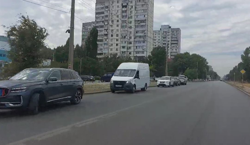 Стоят часами и толкают машины: что происходит на волгоградских заправках 6 сентября 