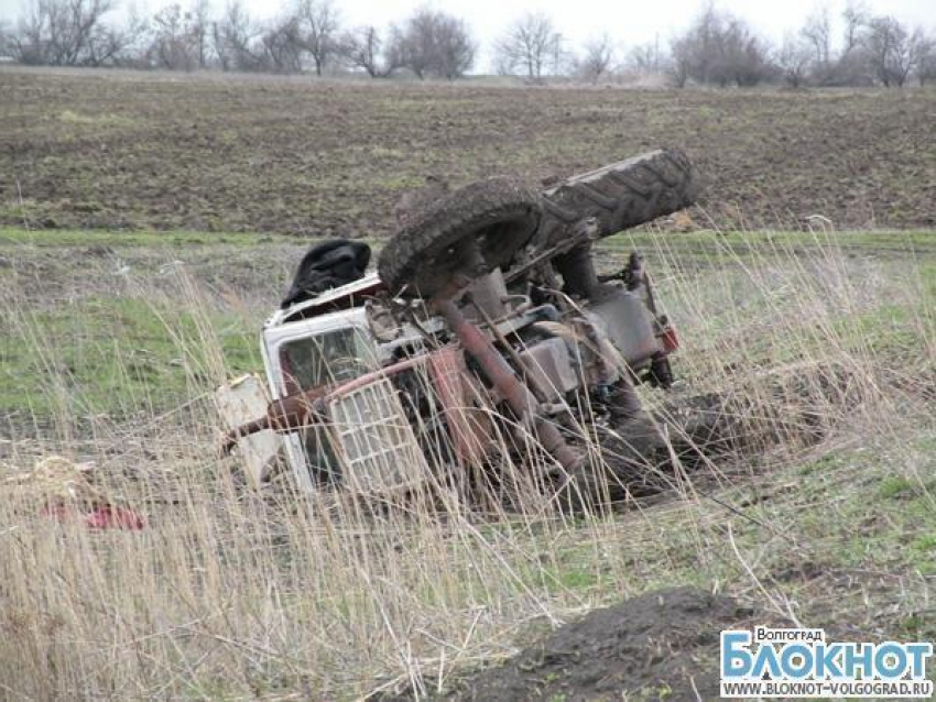 Под Волгоградом в результате гонки на тракторе: водитель погиб, двое детей в больнице