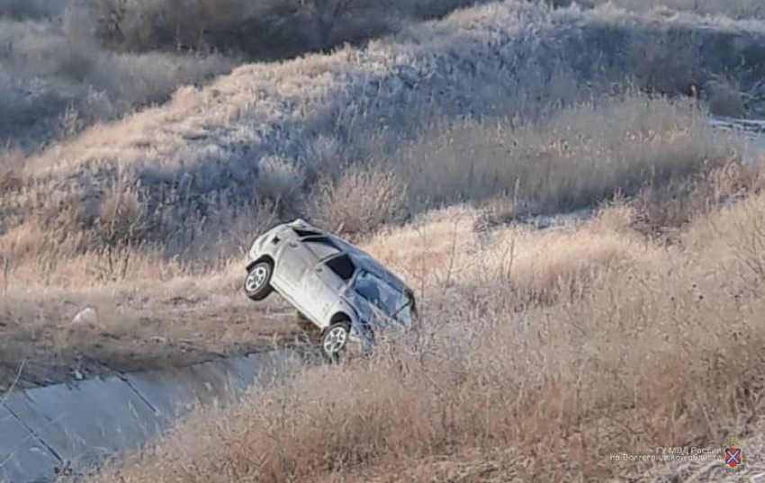 Молодой водитель вылетел с трассы в кювет под Волгоградом