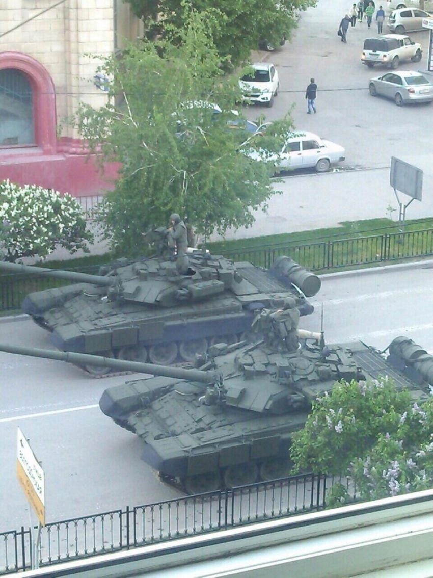 В Волгограде танки без «насадок» проехались по новому асфальту