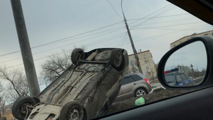 Легковушка перевернулась на дороге на юге Волгограда