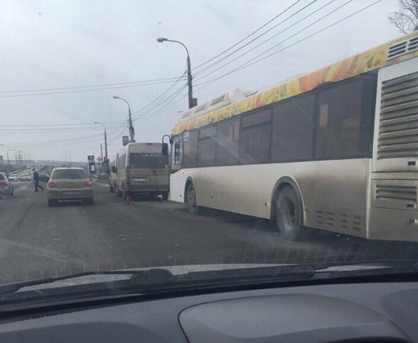  Автобус с маршруткой схлестнулись в битве за пассажиров на юге Волгограда
