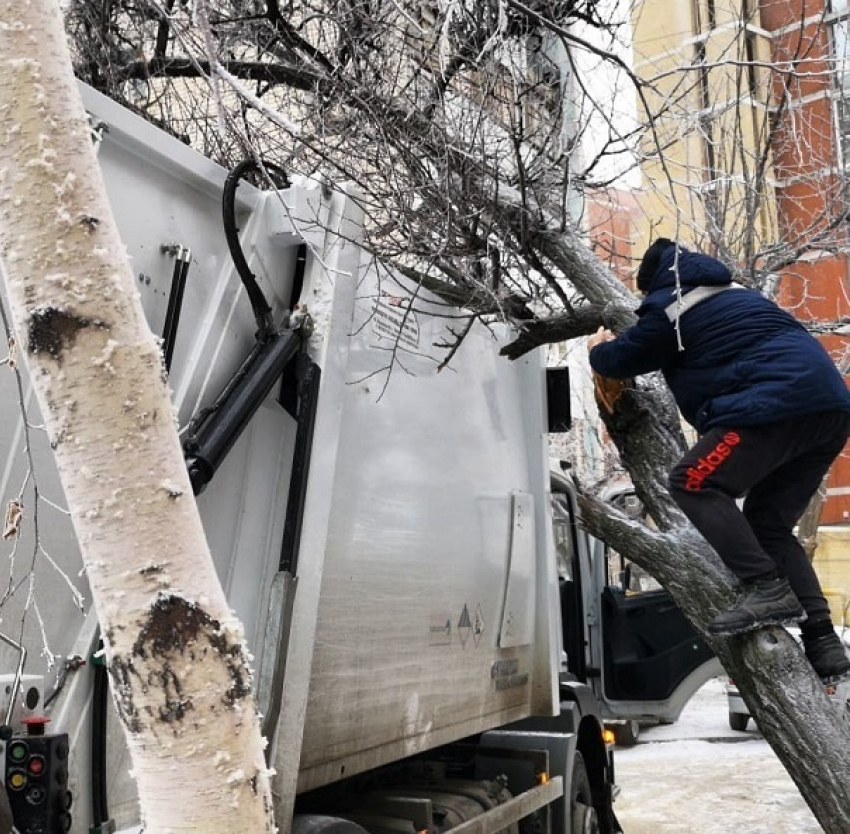 Из-за застрявшей мусоровозки посреди двора волгоградцы остались один на один с заваленными баками