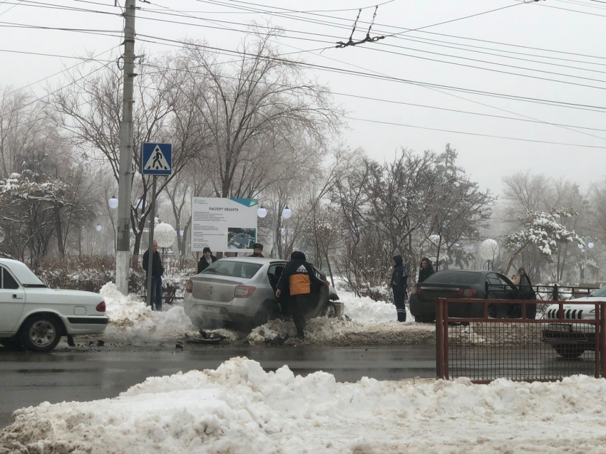 В Волгограде авто после ДТП вылетели на площадь перед «Царицынской оперой»