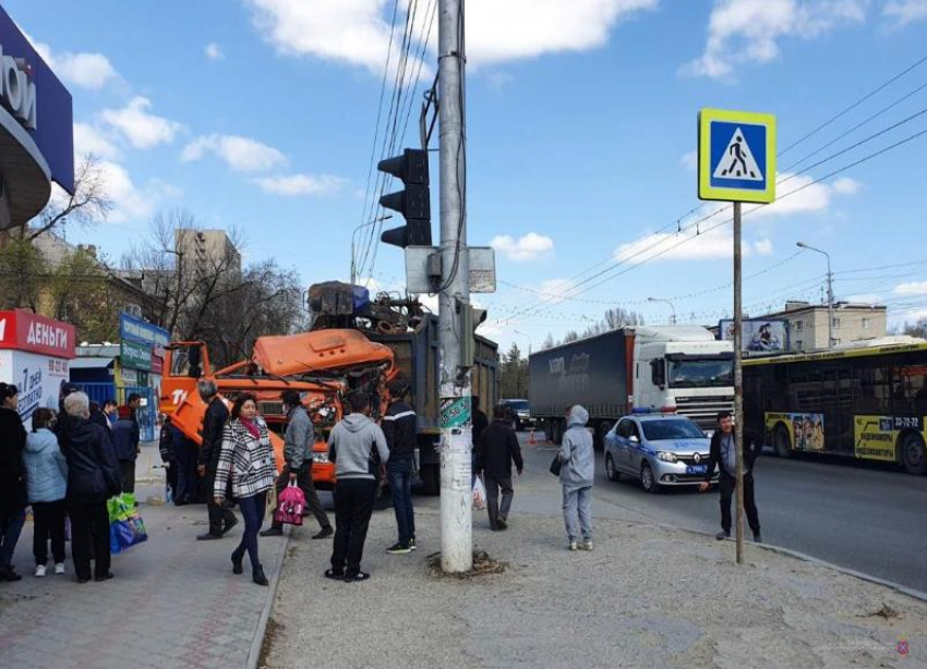 КамАЗ въехал на остановку «Авангард» в Волгограде из-за тройного ДТП