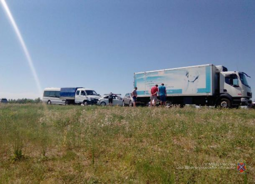 Пять автомобилей столкнулись на трассе в Волгоградской области: 2 человека пострадали 