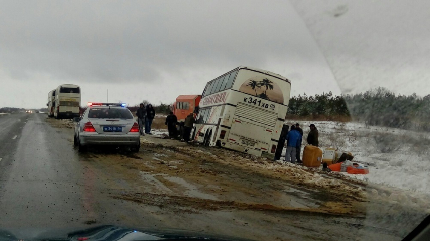 Сотрудники ГИБДД накормили пассажиров автобуса, слетевшего в кювет под Волгоградом