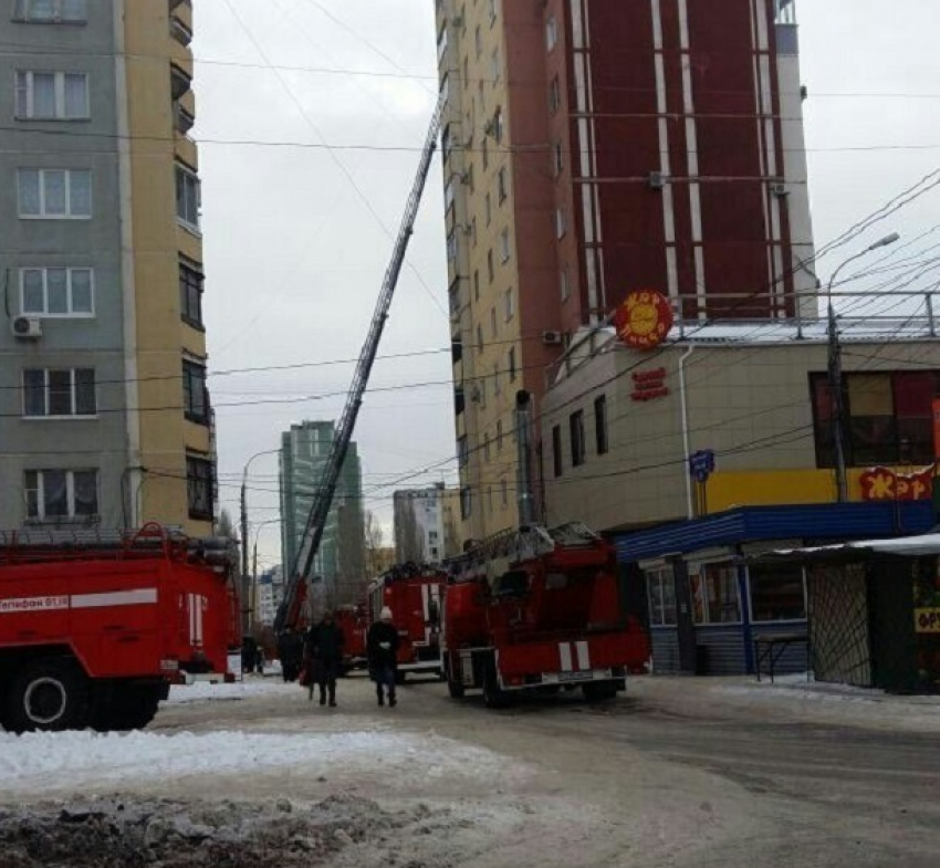 Пожарные спасли ребенка и четверых взрослых из горящей многоэтажки в Волгограде