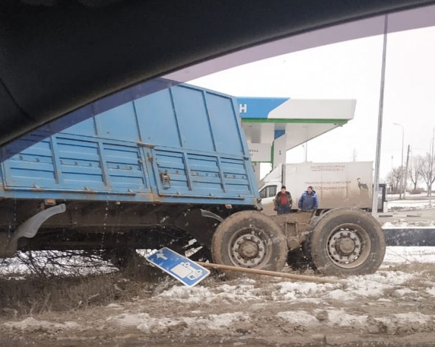 КамАЗ снес дорожные знаки и деревья на севере Волгограда