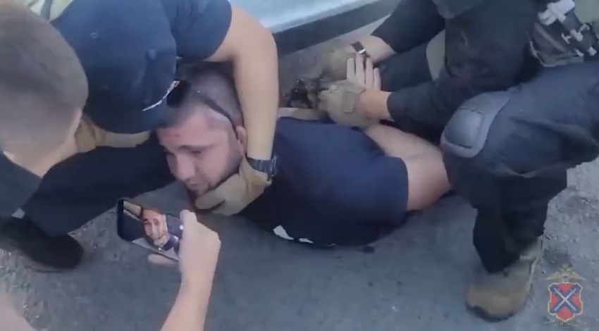 Жесткое задержание вымогателя у участника СВО в Волгограде попало на видео 