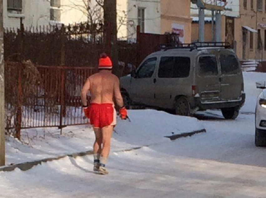 Житель Волгограда шокировал прохожих бегом в трусах по морозу