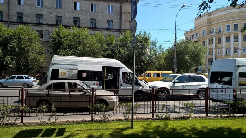 В Волгограде автоледи на BMW X5 протаранила маршрутку №110