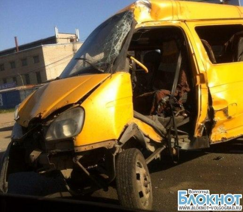 В Волгограде маршрутное такси попало в ДТП