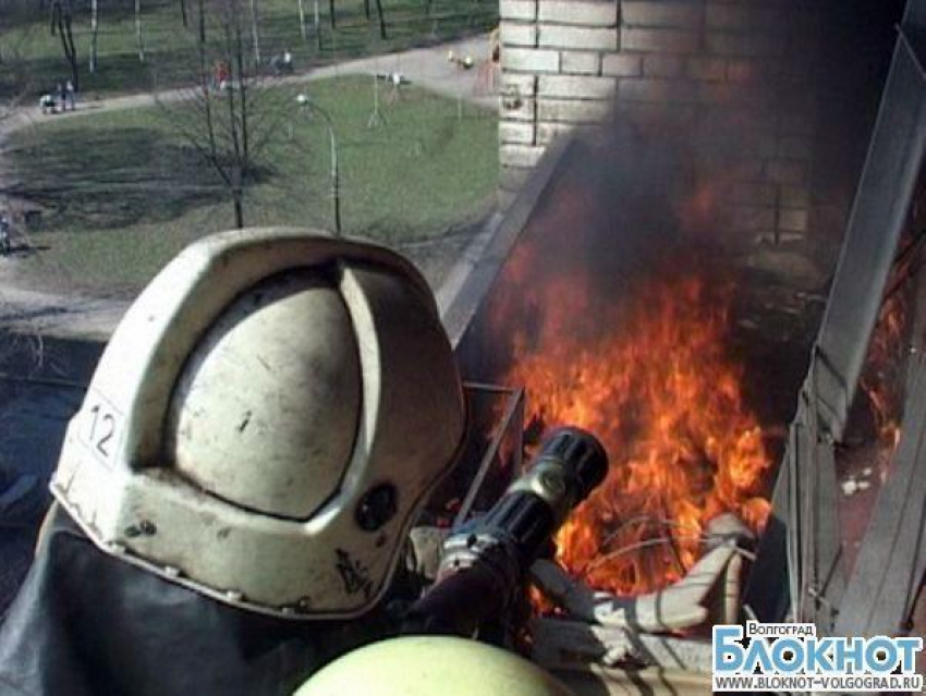На западе Волгограда спасли человека во время пожара на лоджии