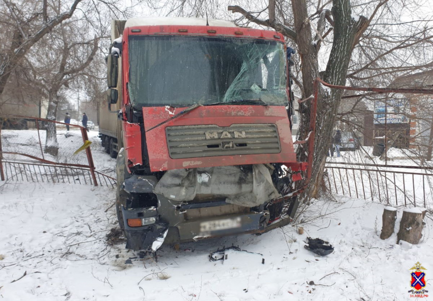 Под Волгоградом грузовик вылетал с трассы на детскую площадку 