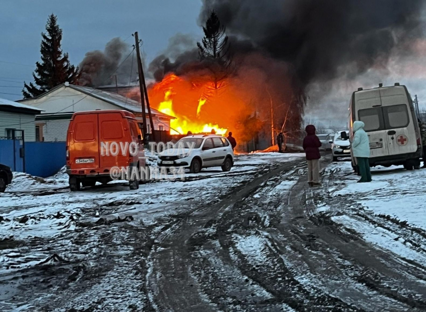 Дом под Волгоградом едва не сгорел из-за праздничной ели  — видео 