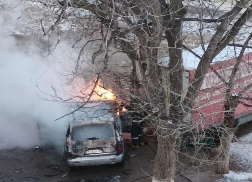 В Волгограде полыхающую в жилом дворе  Lada сняли на видео