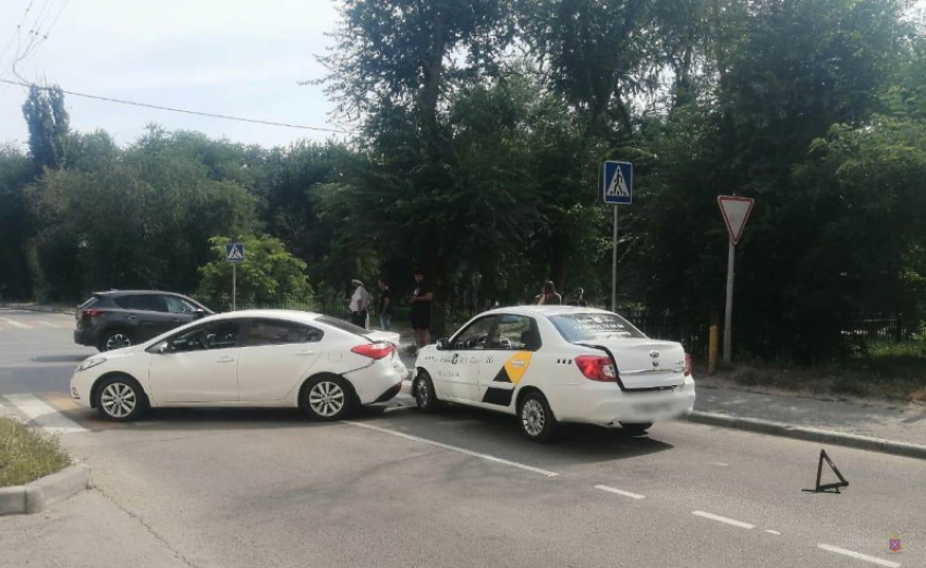 В тройном ДТП с такси пострадала полуторагодовалая волгоградка