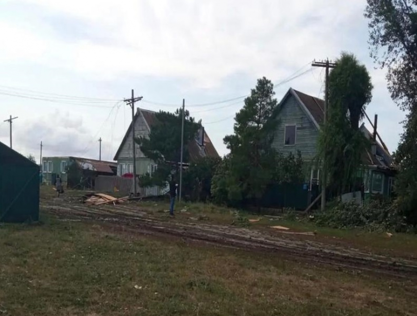 Опубликованы фотографии последствий жесткого урагана со снесенными крышами домов в Волгоградской области
