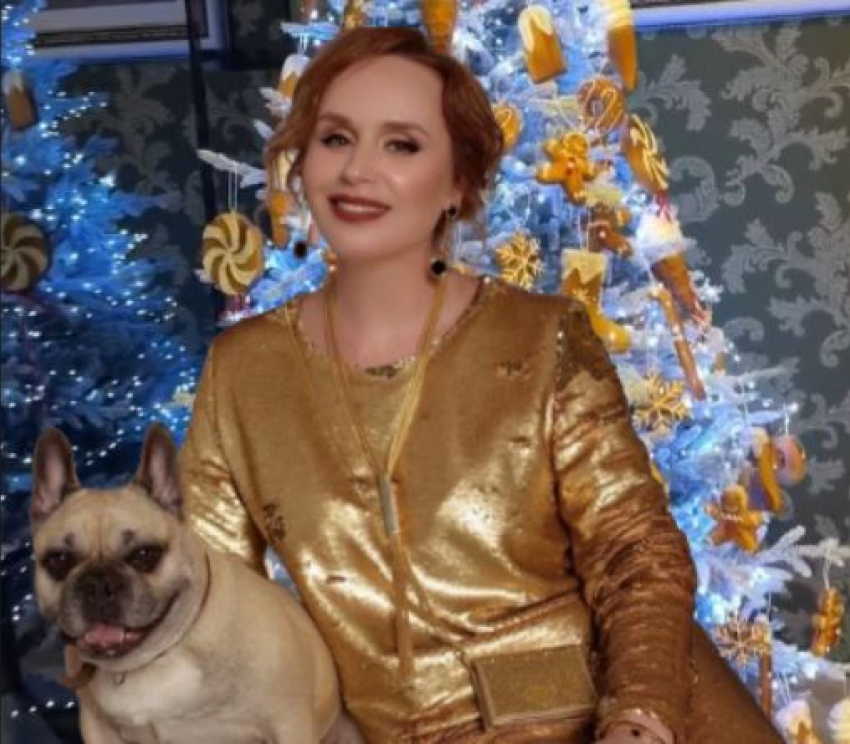 Сразу две елки по-миллиардерски при полном параде показала королева волгоградских ресторанов