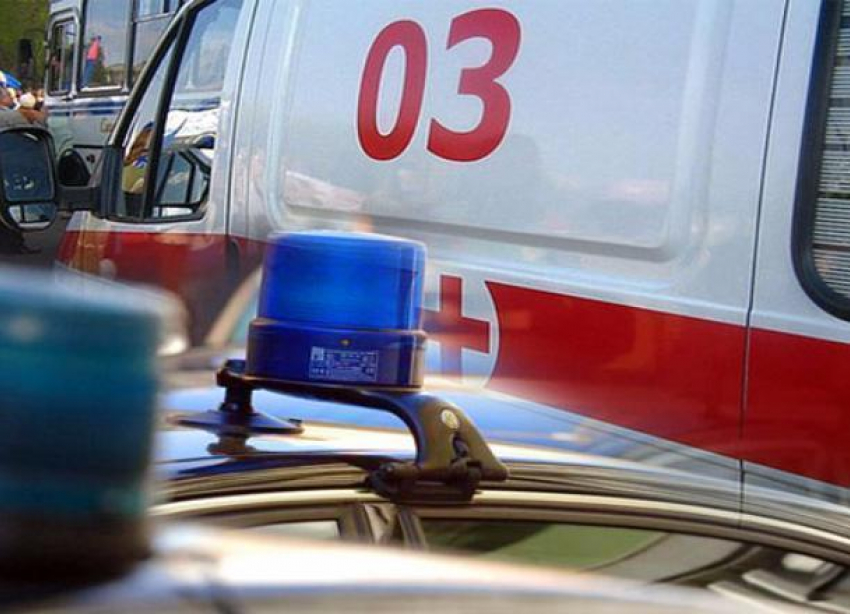 Лихач за рулем ВАЗ-2114 задавил женщину и отправил в больницу 6-летнюю девочку под Волгоградом