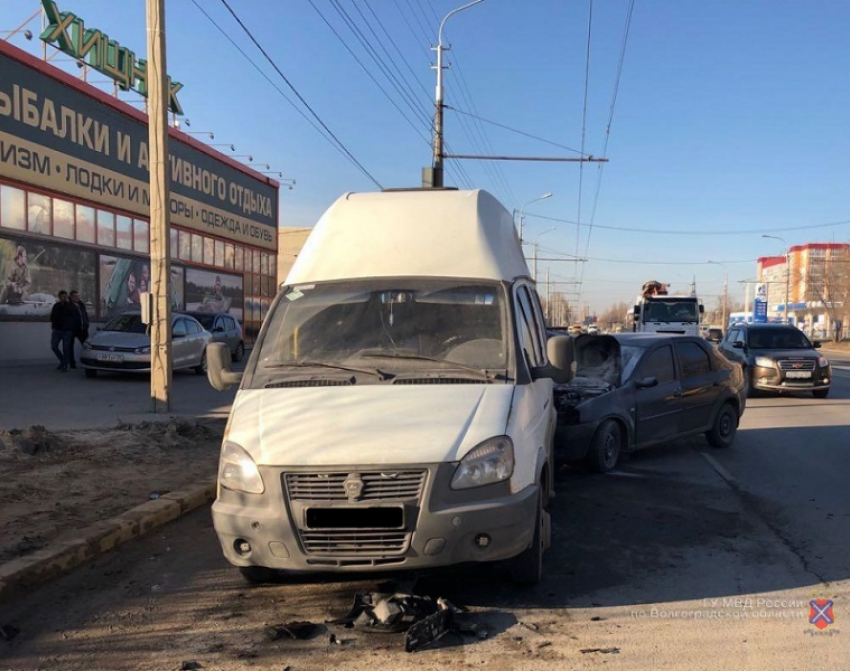 Пять человек пострадали в ДТП маршрутки и иномарки на юге Волгограда