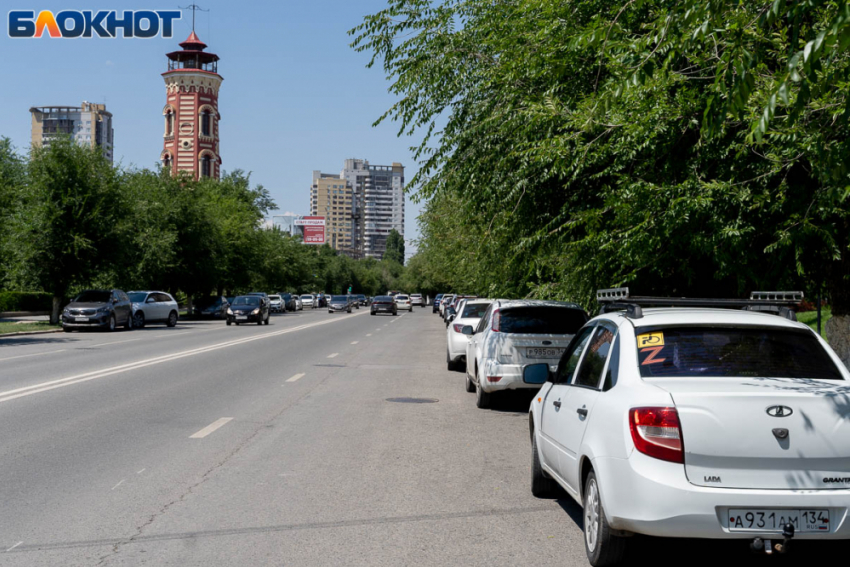 «Сделали жителям подарок в виде безальтернативного побора»: общественник о введении платных парковок в Волгограде