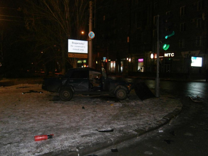 Ночью в центре Волгограда разбился парень, пролетев на «красный»