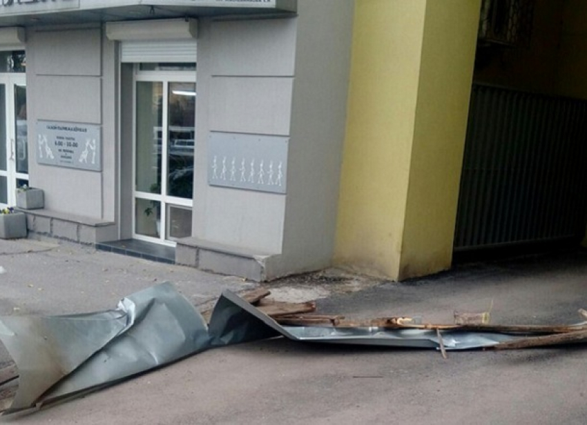 Ураганный ветер сорвал фрагмент крыши с дома №13 в центре Волгограда 