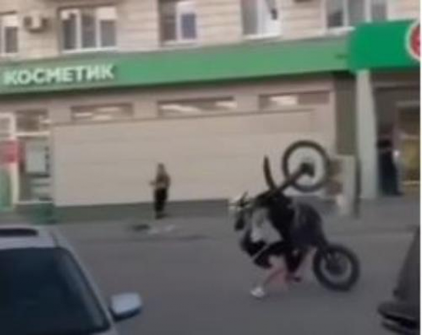 Юный байкер переехал приятеля-трюкача в Михайловке