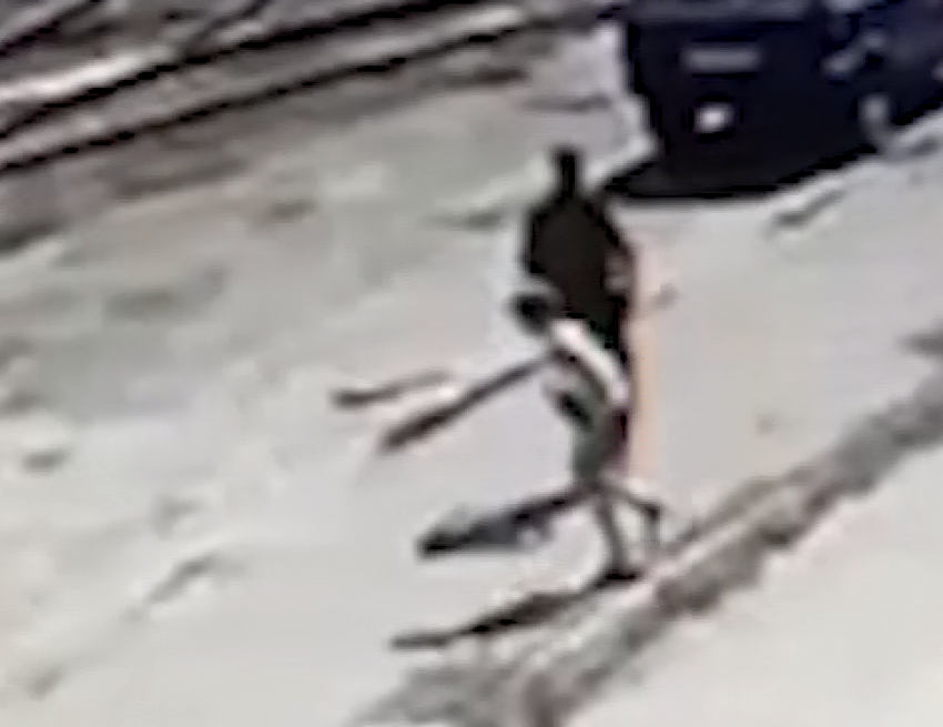 Ограбление 9-летнего мальчика сняли на видео в Волгограде