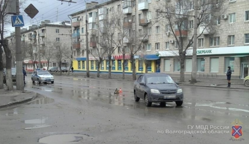 В Волгограде автоледи на Mazda сбила 17-летнюю школьницу