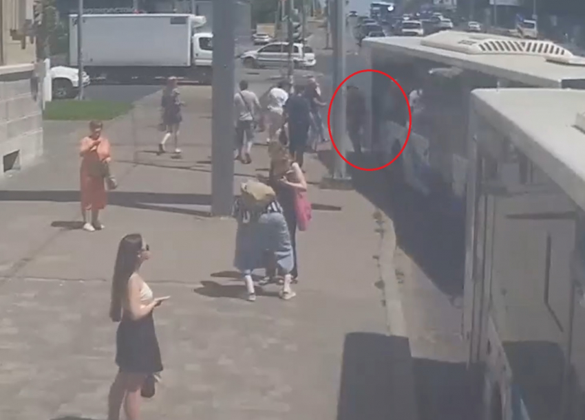 Автобус «лягнул» волгоградку на остановке: странное ДТП попало на видео