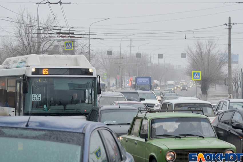 Многокилометровая пробка в Дзержинском районе Волгограда парализовала движение автомобилистов