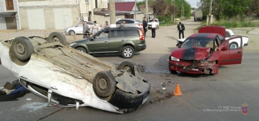 Лихач на Lifan перевернулся, протаранив Nissan в Волгограде 