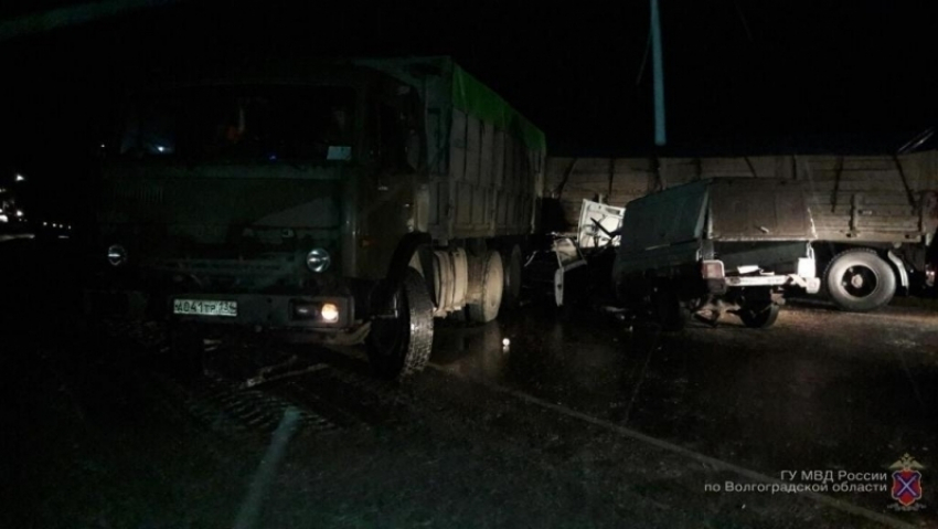 Два большегруза столкнулись в лоб на трассе под Волгоградом