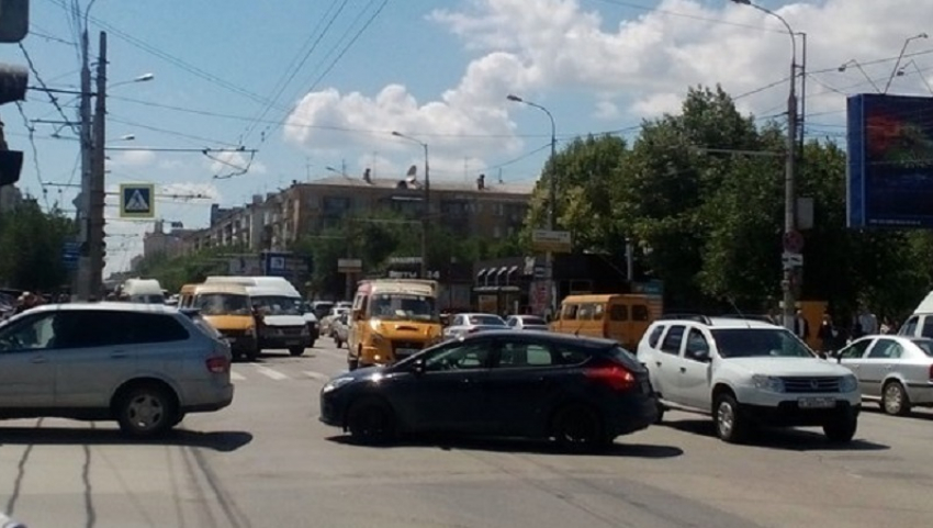 ДТП с двумя маршрутками собрало в Волгограде огромную пробку в час пик