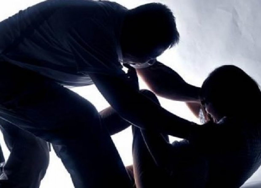 Женщину жестоко изнасиловали вдвоем на глазах мужа в Волгоградской области