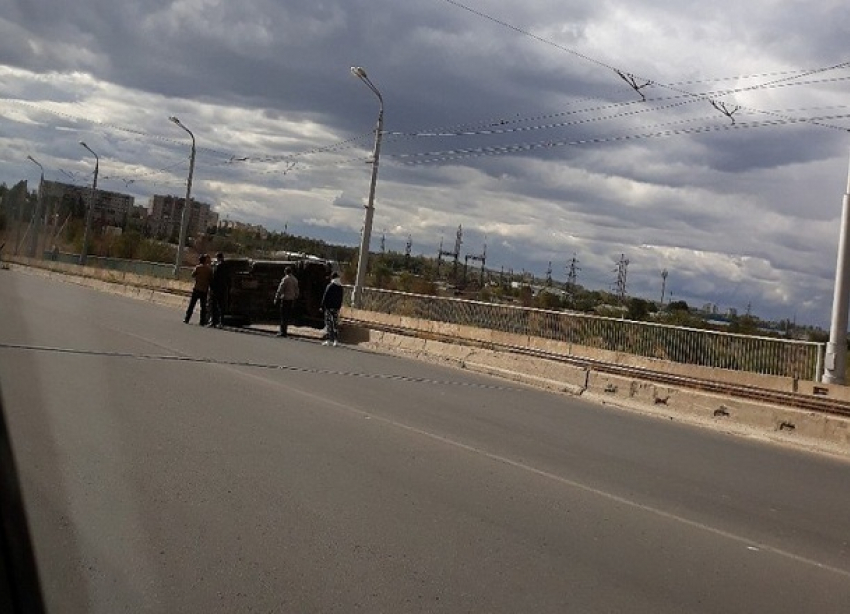 Под Волгоградом опрокинулась иномарка