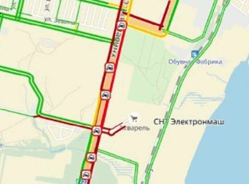 Вторая Продольная на юге Волгограда встала из-за 7 аварий