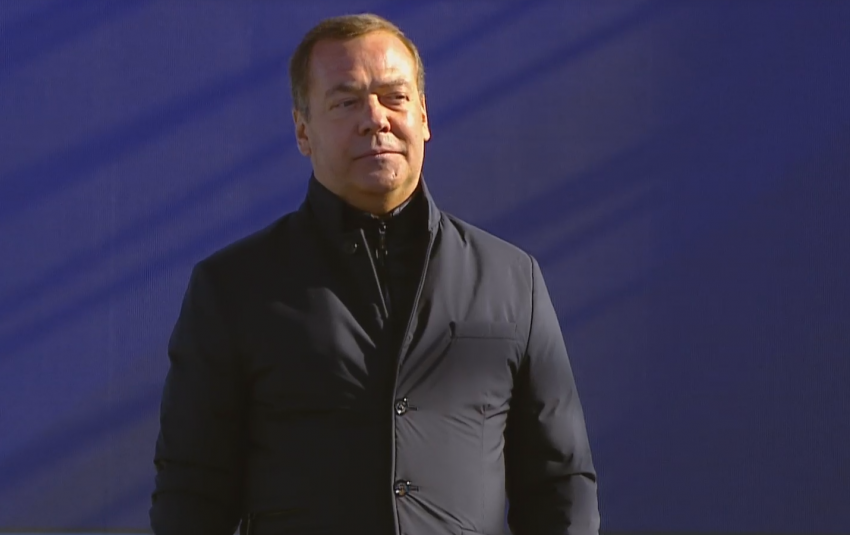 Условия победы России назвал Медведев на митинге в Волгограде