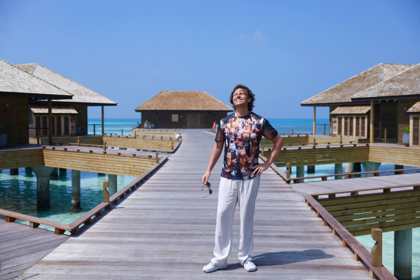 «Шпарит кондиционер, есть топчан»: Прохор Шаляпин провел экскурсию по вип-домику у воды